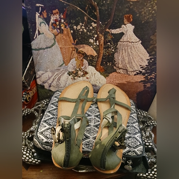 👡G by GUESS OLIVE GREEN SANDALS.👡SIZE 10 WOMEN,A NICE GIFT ITEM.🎁 - Picture 2 of 12